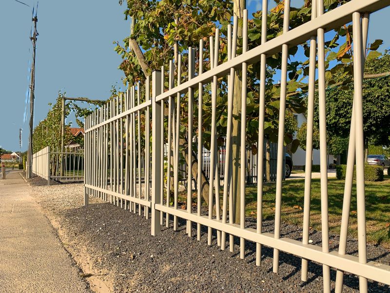 clôture barreaudée bambou pour façade de maison résidentielle