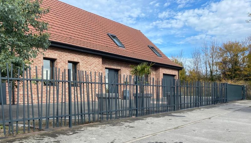Maison individuelle avec clôture barreaudée