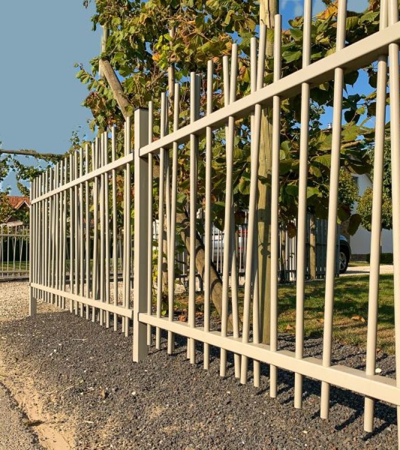 clôture barreaudée bambou pour façade de maison résidentielle