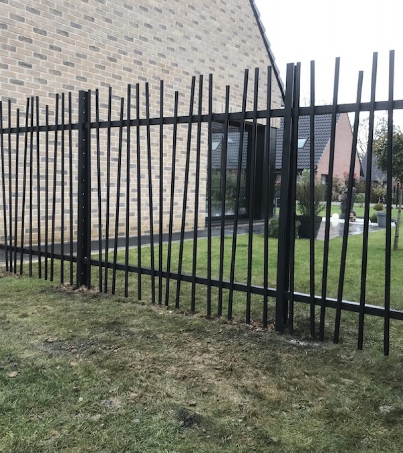 pose de clôture métallique noire