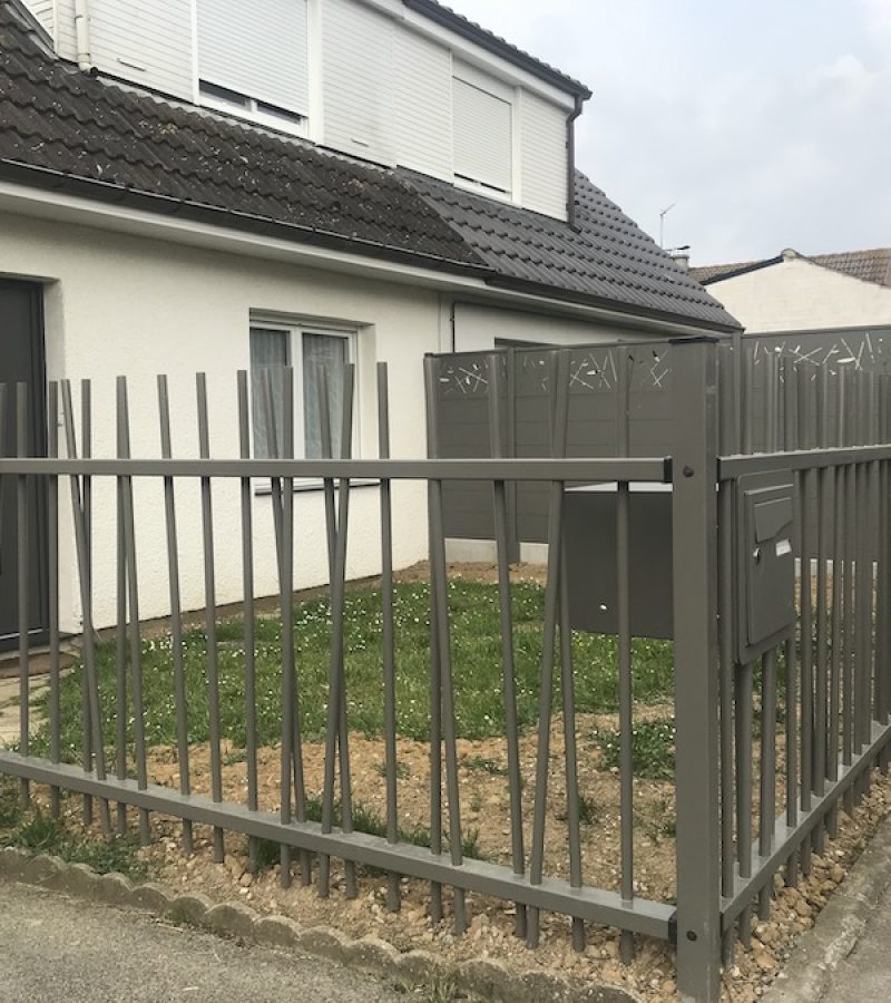 Clôture barreaudée en devanture de maison