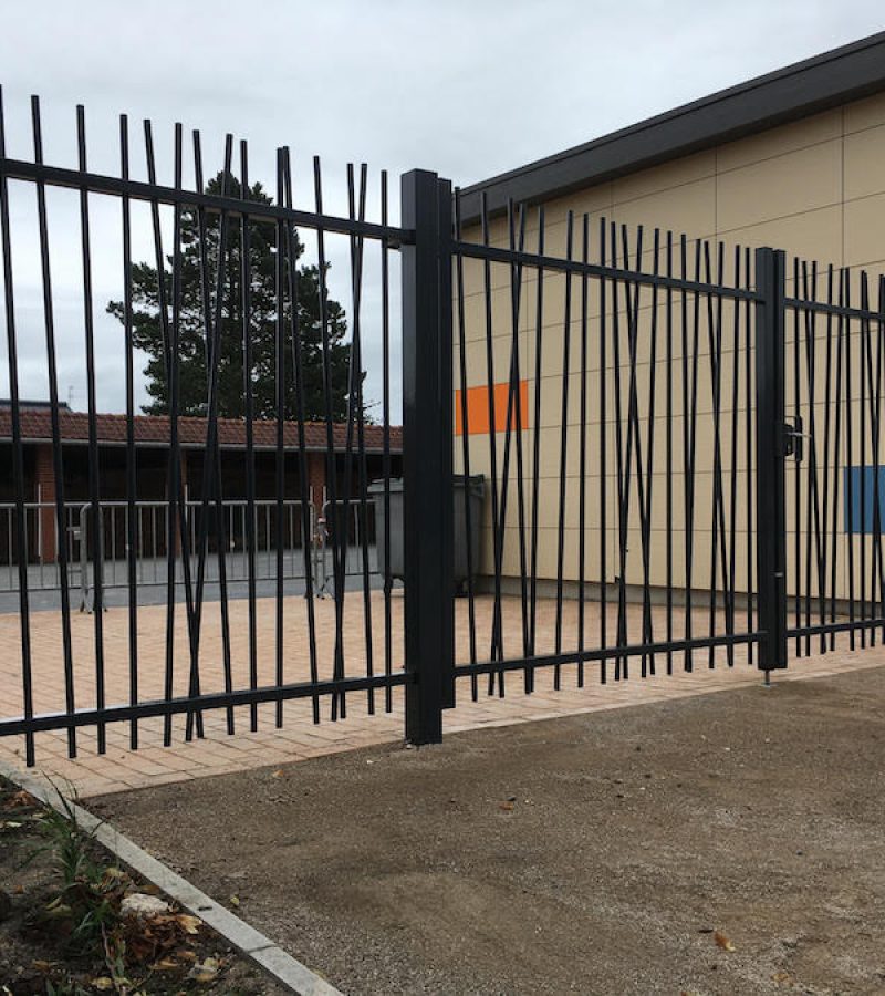 Clôture et portail barreaudés pour une école