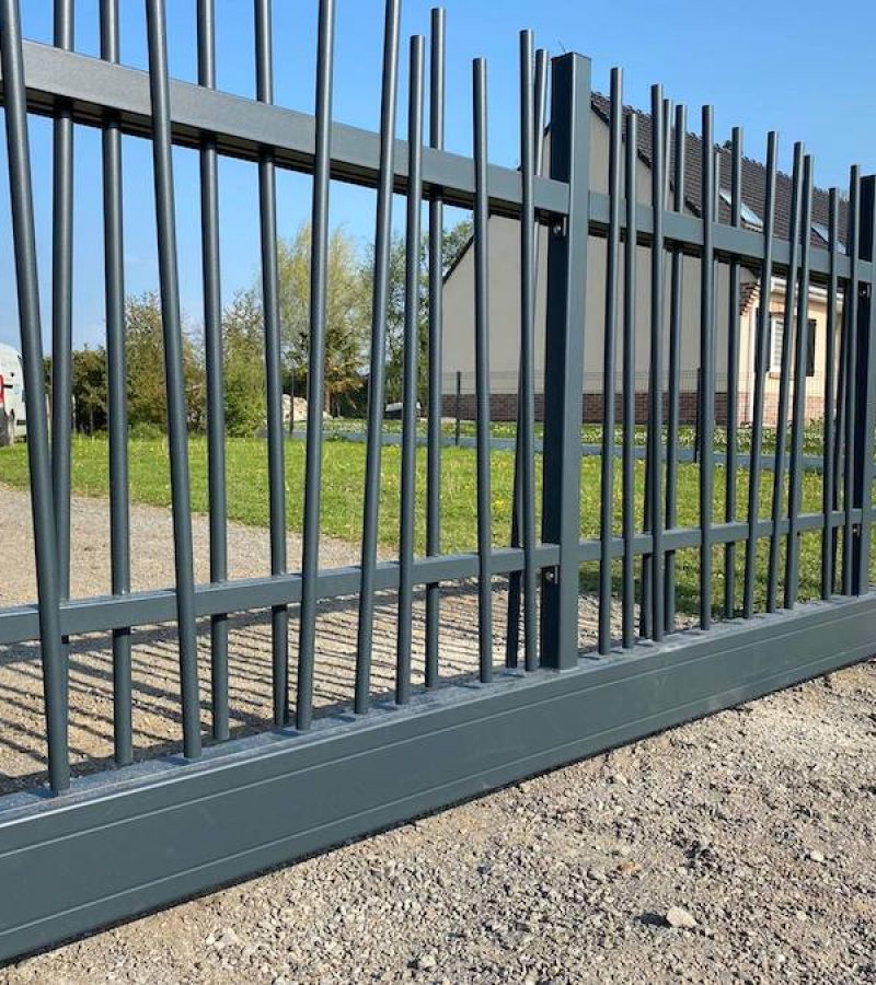 Portail barreaudé bambou pour maison résidentielle