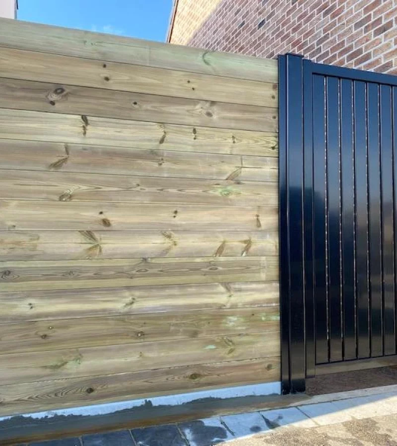 Portillon alu et clôture bois pour un pignon de maison